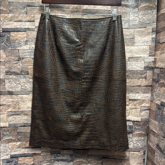 Neiman Marcus Croc-Embossed Brown Pencil Skirt - Picture 1 of 13